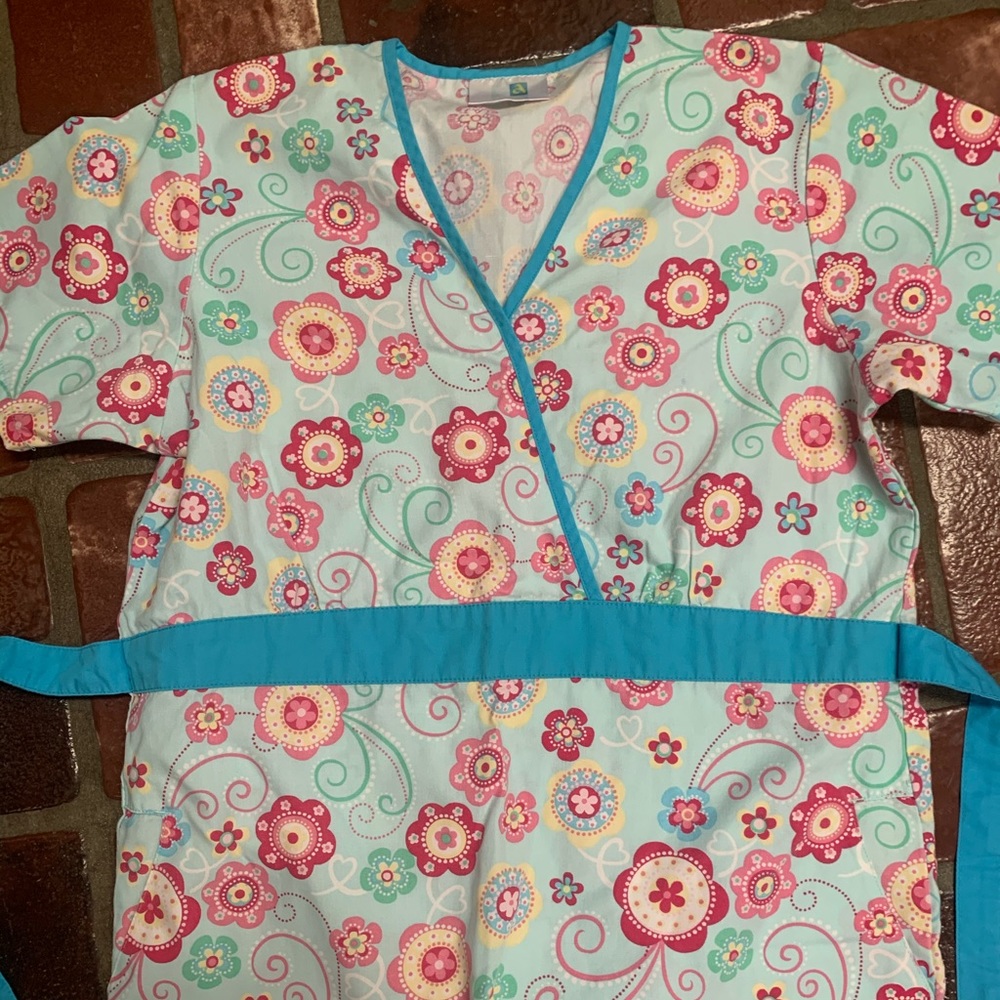 Adar scrub top, like new, ties behind the back